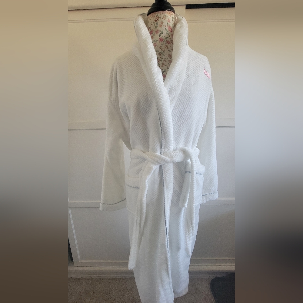 NWT White Waffle Knit Robe SIZE OS